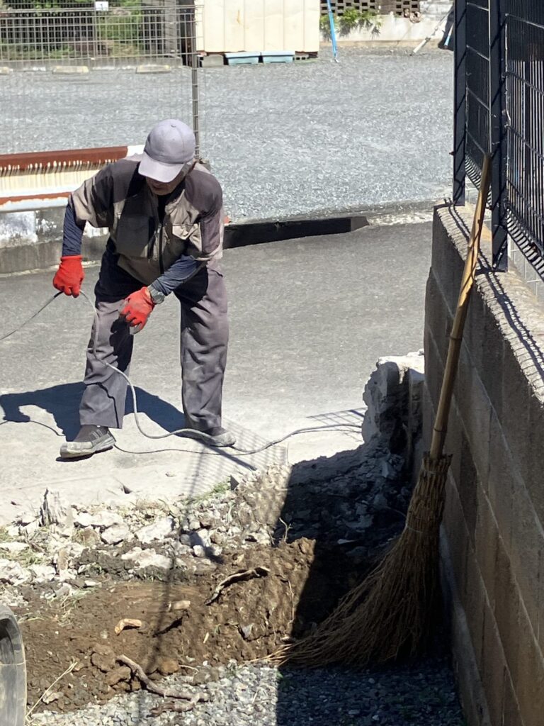 道路側の入口の角にある既存ブロックを撤去する作業（佐賀県基山町）