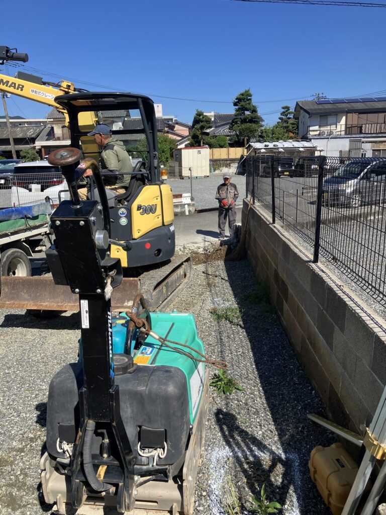 アスファルト舗装の下地を締め固める振動ローラーとミニショベル（佐賀県基山町）