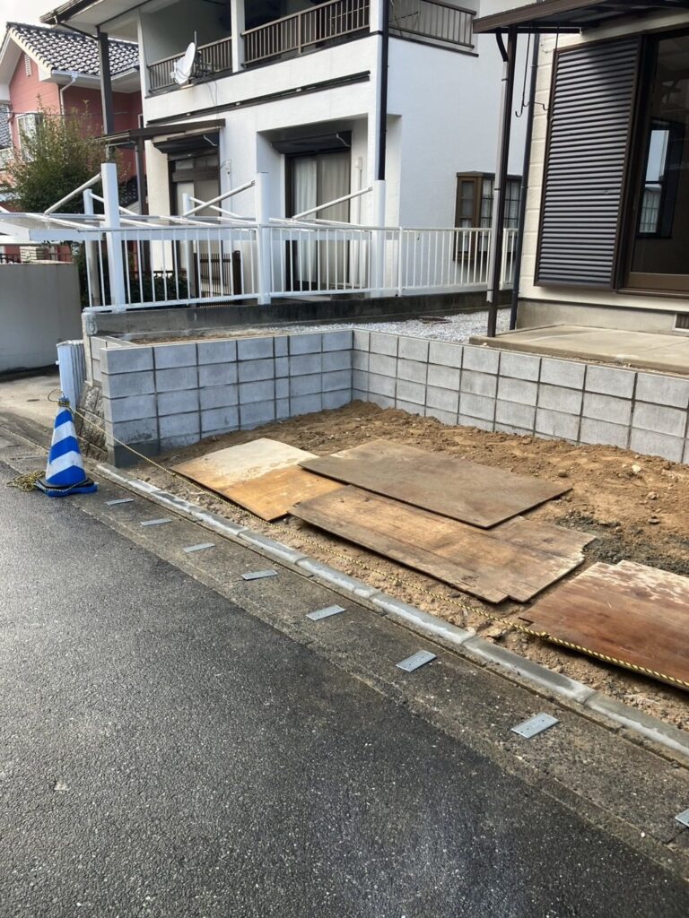 7m＋3mのL字に積んだコンクリートブロック塀と縁石の全景（福岡市早良区）