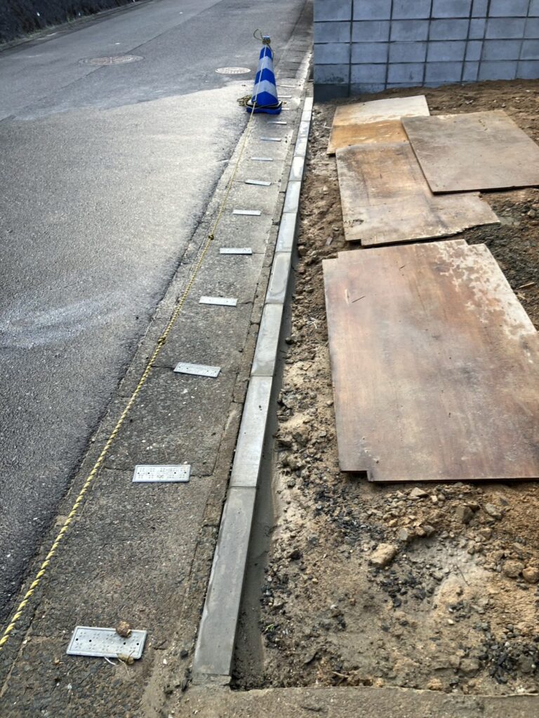 道路に沿って6.8m据え付けた縁石（境界ブロック）のライン（福岡市早良区）