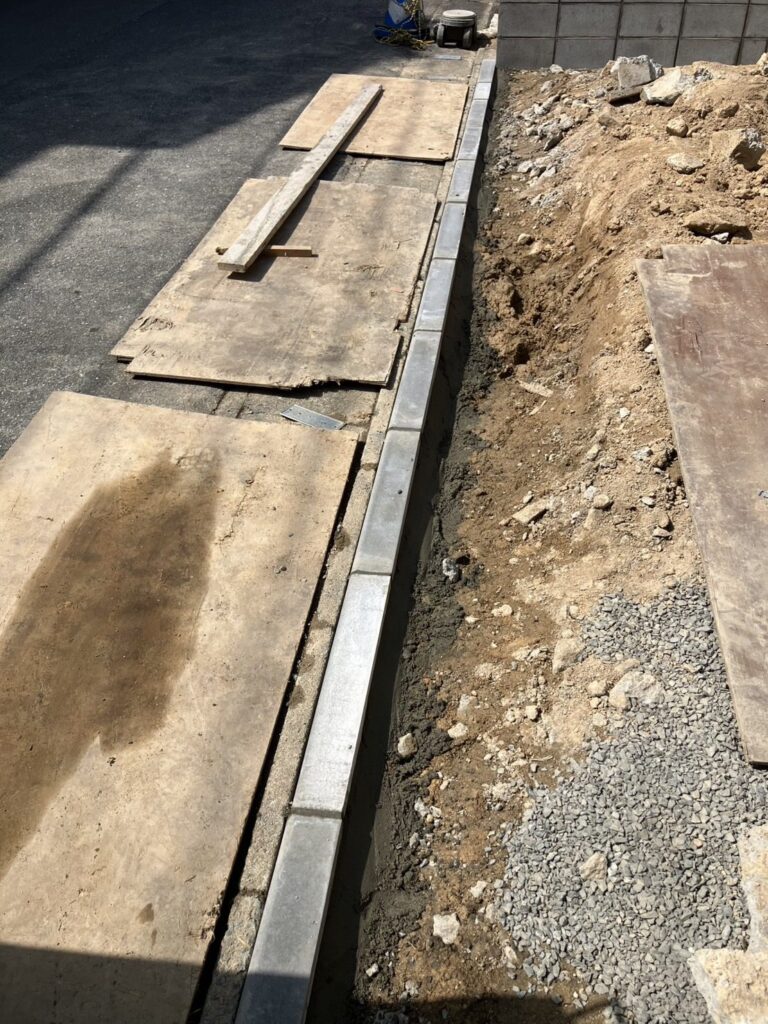 道路際に据えた縁石(境界ブロック)6.8mとモルタルの裏込め(福岡市早良区)