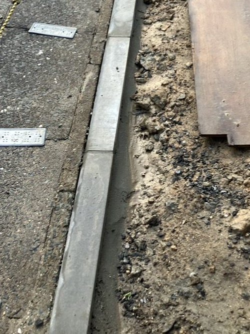 アスファルト道路と縁石の取り合い部分のモルタル仕上げ（福岡市早良区）