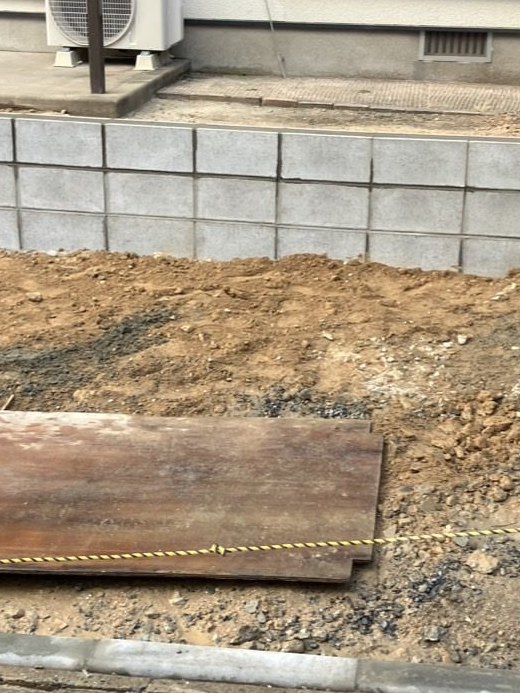 目地をそろえて積み上げたコンクリートブロック塀の仕上がり(福岡市早良区)