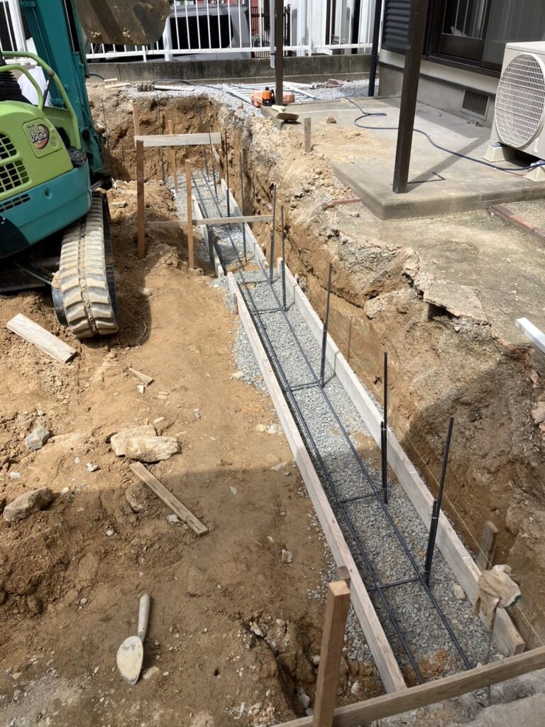 ブロック塀の基礎を掘削し砕石を敷いて型枠と鉄筋を組んだ状態（福岡市早良区）