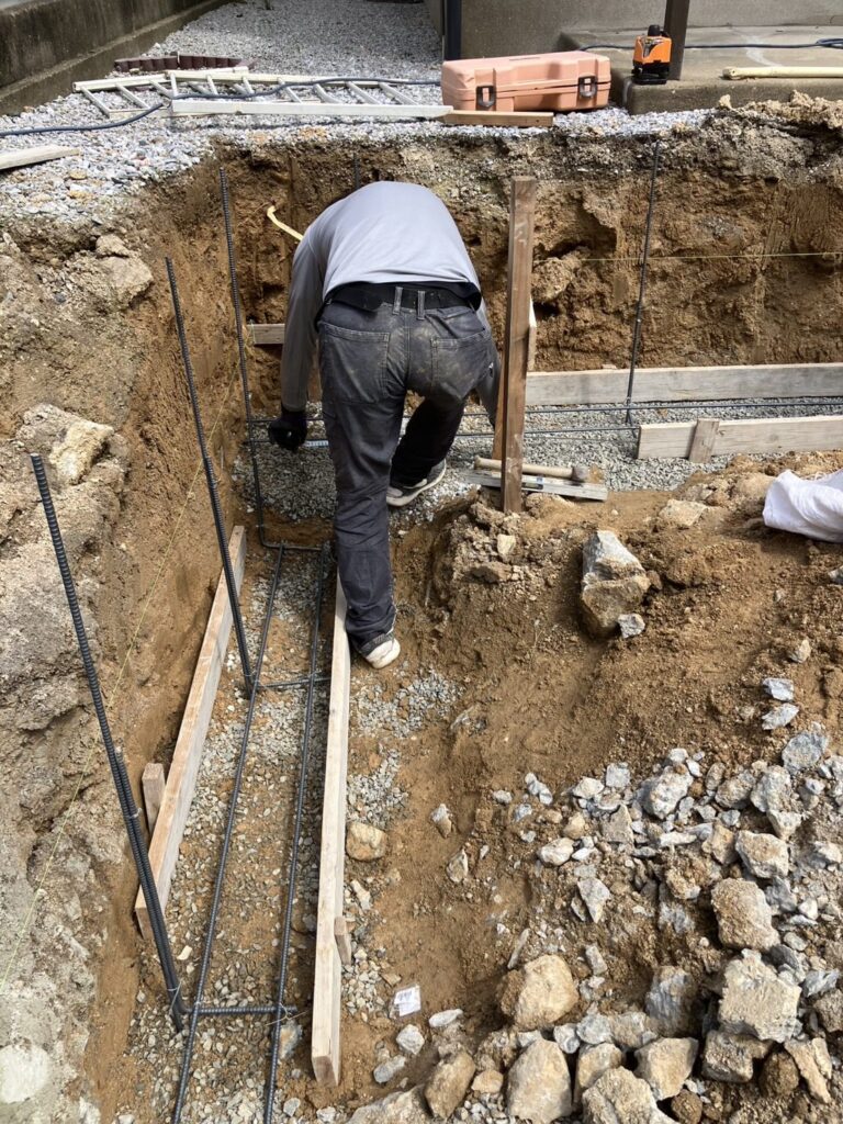 ブロック塀の基礎に縦筋と横筋を組む配筋作業（福岡市早良区）