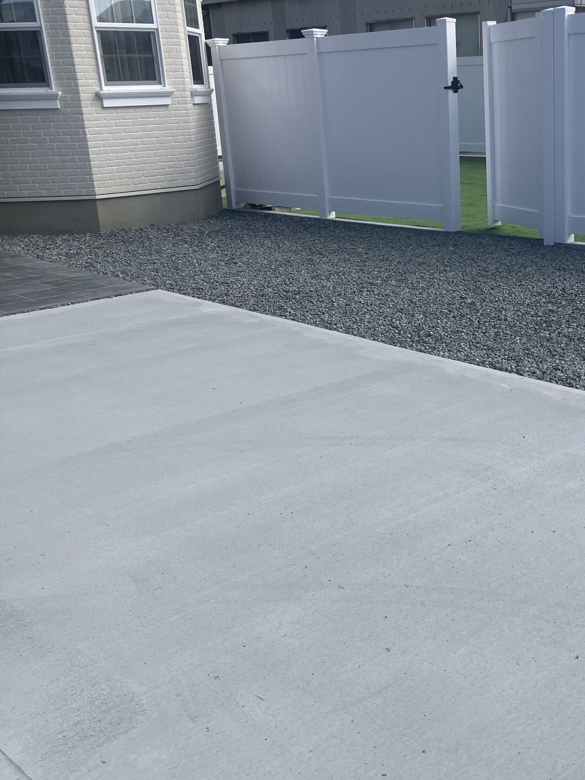 駐車スペース側に設けた白い両開き門扉｜プライバシーフェンスと同シリーズ（福岡県桂川町）