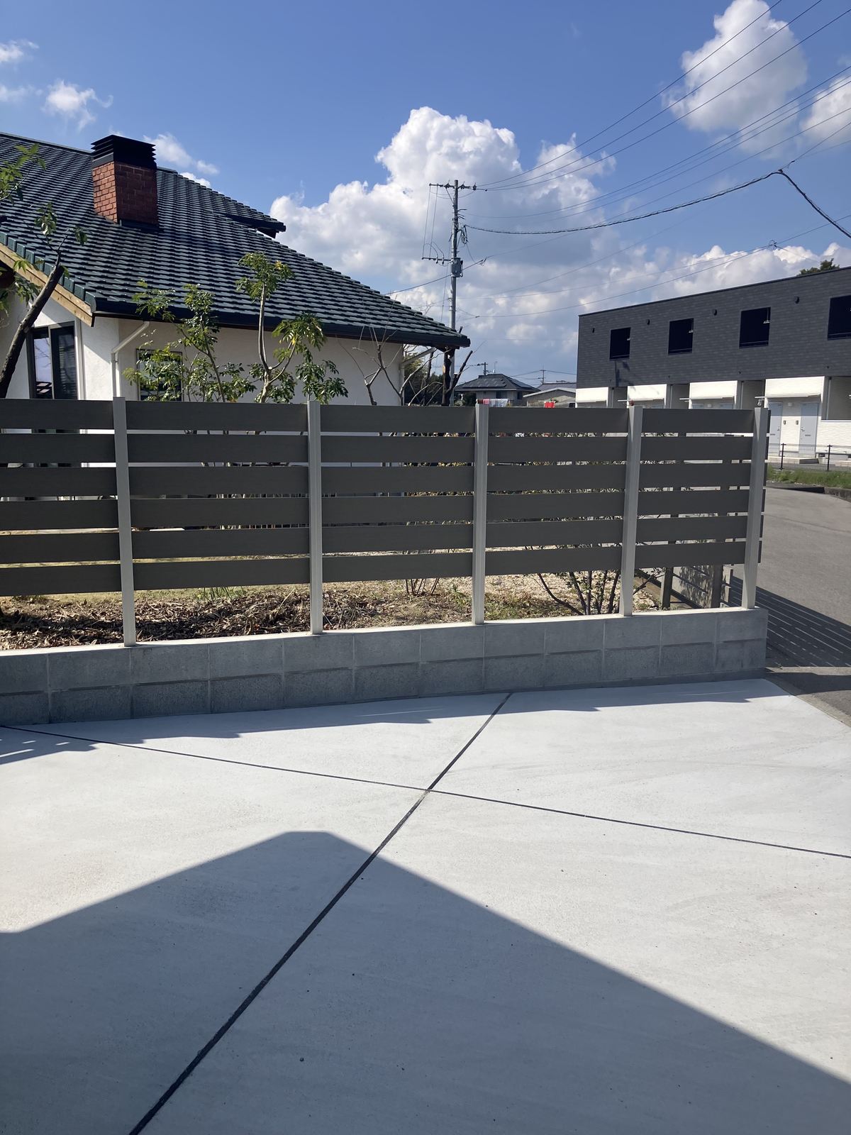 福岡県久留米市田主丸町 プラド/oneの人工木フェンス 施工実績 土間コンクリート側から
