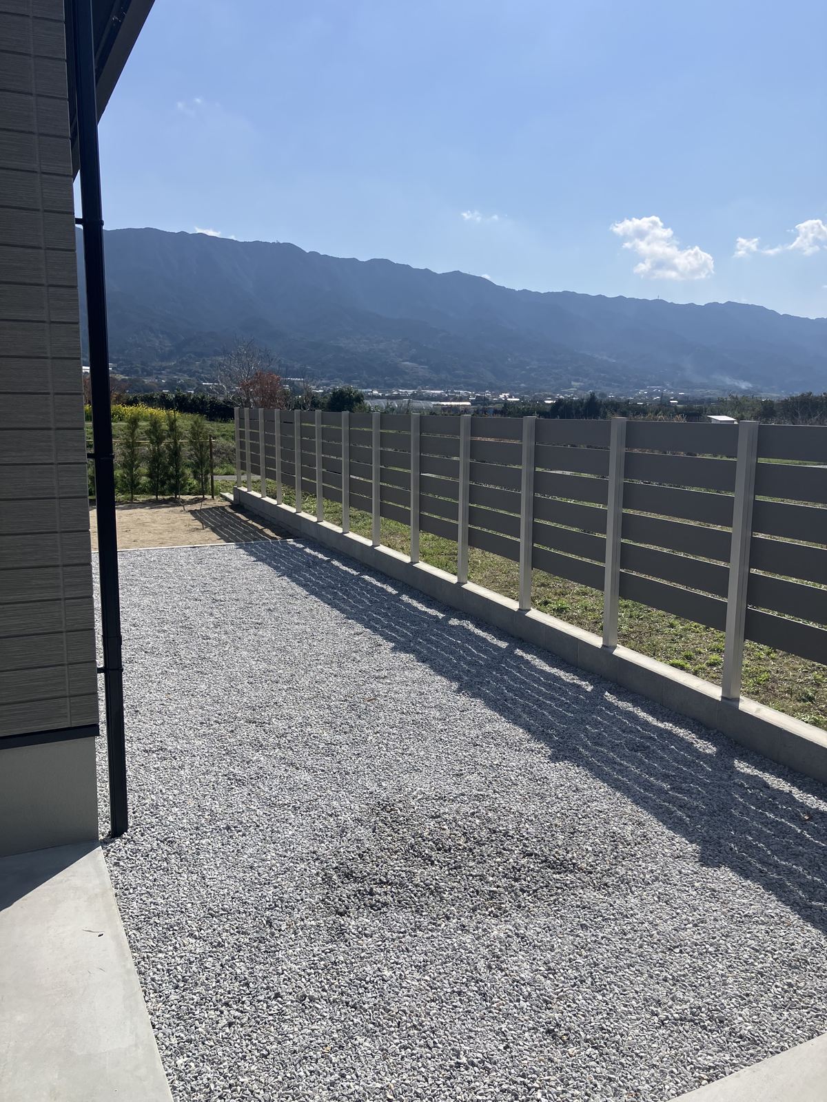 福岡県久留米市田主丸町 グローベン プラド/one 人工木フェンスと山並み 施工実績
