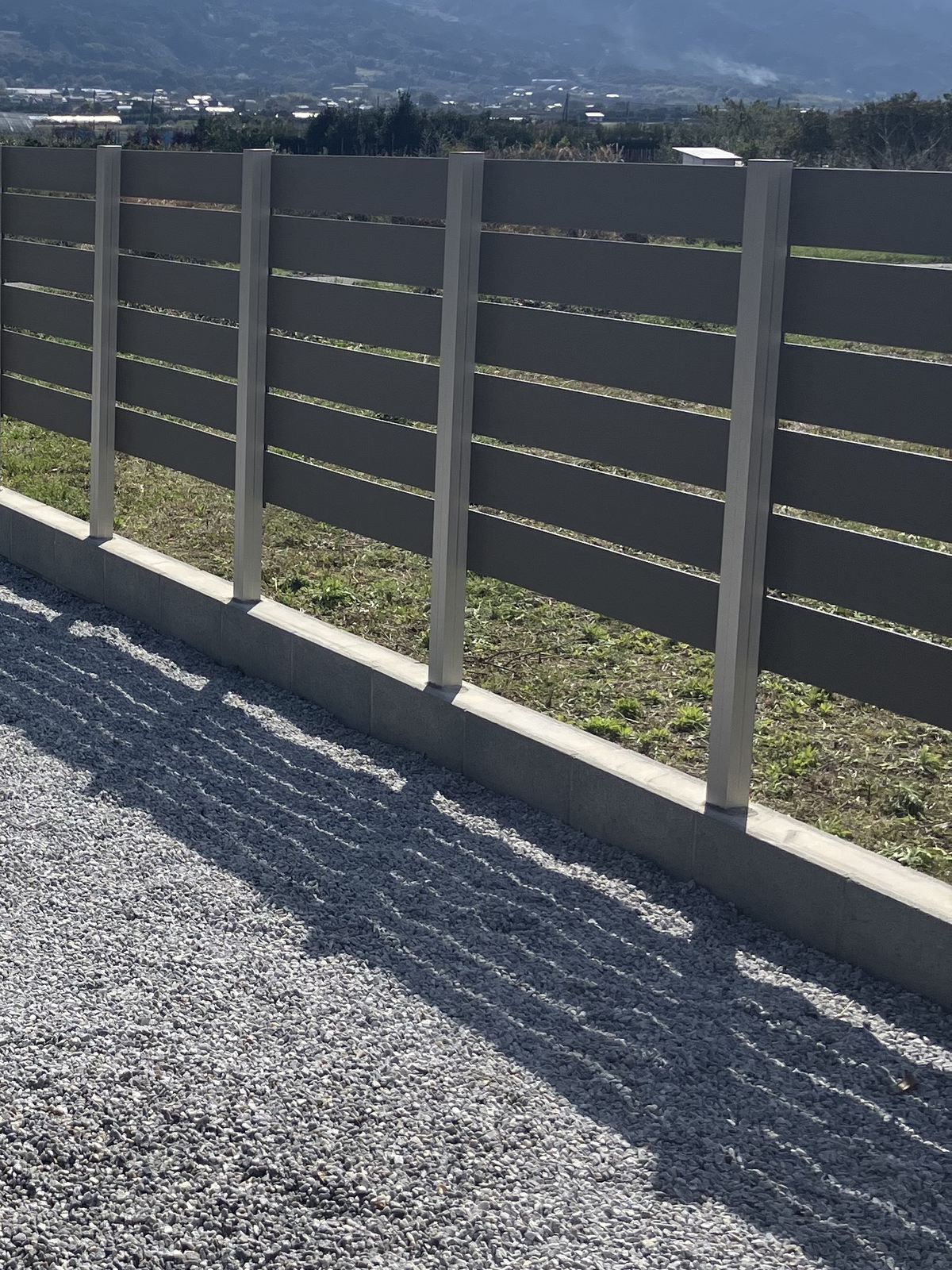 プラド/oneの横張り板と柱の近接写真｜板のあいだの隙間から風が抜ける（福岡県久留米市田主丸町）