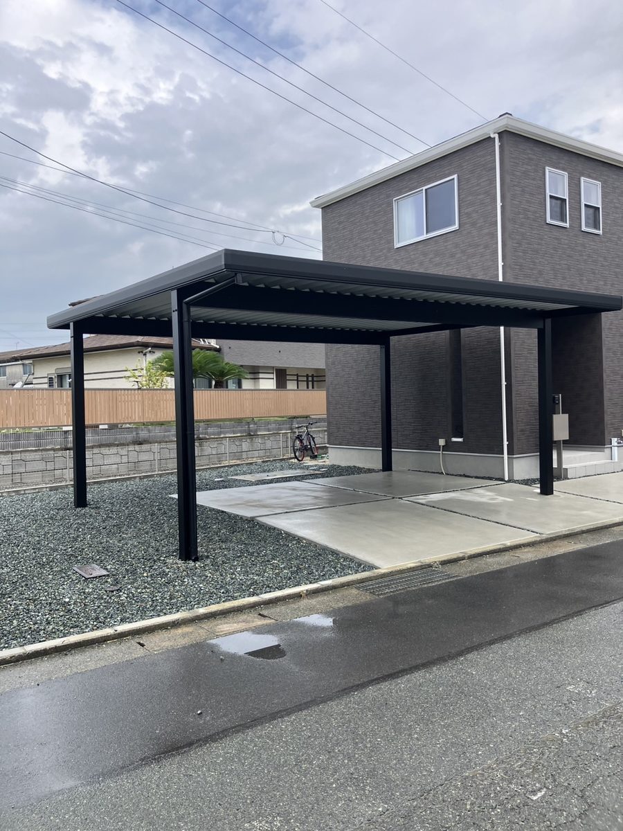 福岡の新築住宅に設置した2台用の黒い折板屋根カーポートと土間コンクリート