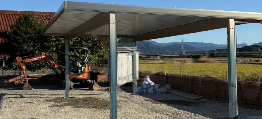 母屋と物置のあいだに合わせて柱位置を決めた折板屋根カーポート(福岡県田川市)