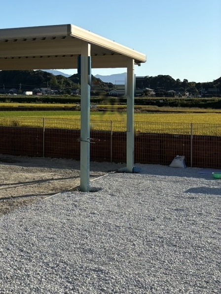 田んぼに面した側の柱まわり｜3台用折板屋根カーポート（福岡県田川市）