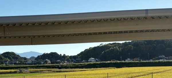 スチール折板屋根の三角の凹凸がわかる見上げ写真(福岡県田川市のカーポート施工実績)