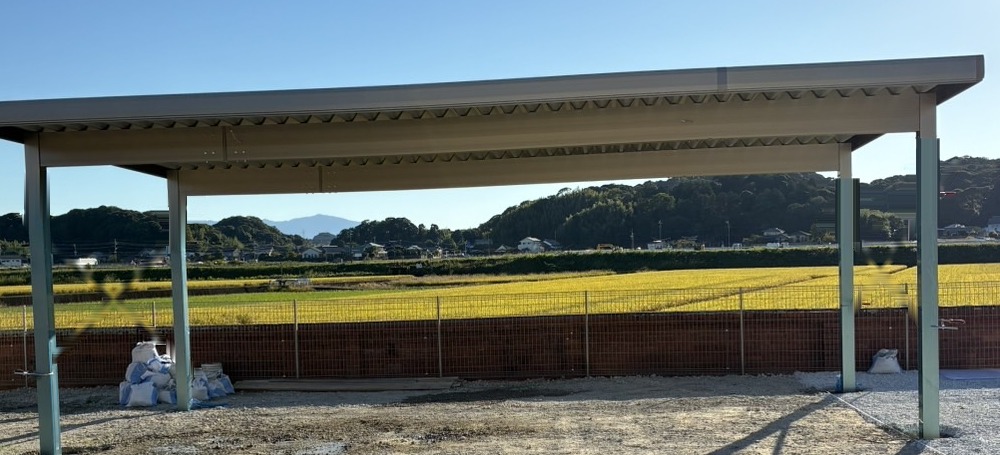 中間柱のない3台用折板屋根カーポート 間口約7.9mの全景(福岡県田川市)