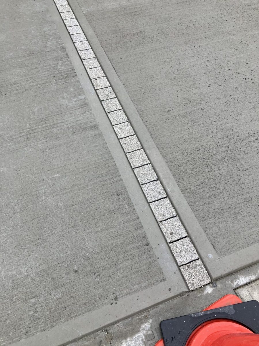 土間コンクリートの目地に化粧ブロックライン